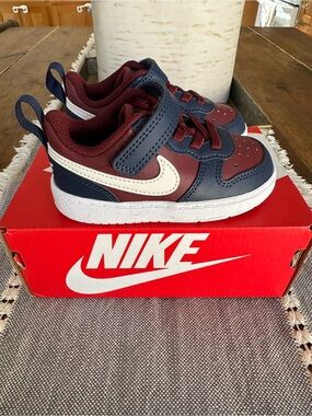 Nike Kids Low-Top Sneaker in Maroon, Navy and White